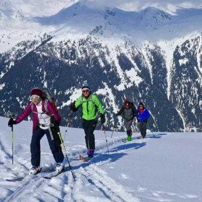 et une autre femme qui conduit à merveille son groupe.