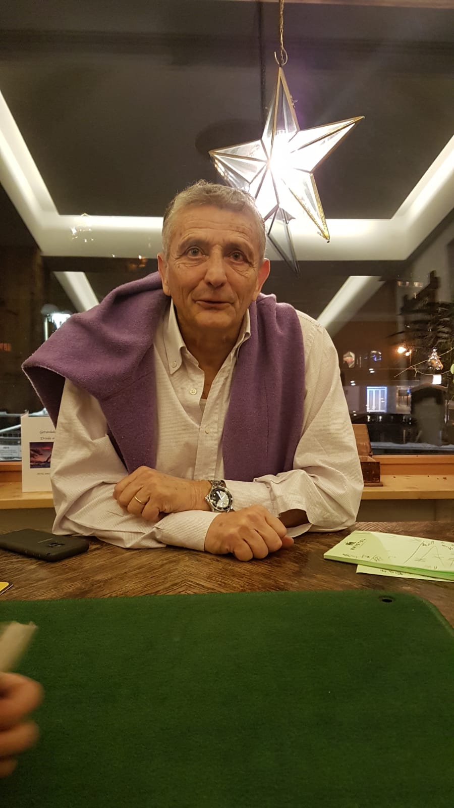 Gagnant aux cartes avec des petits doutes.