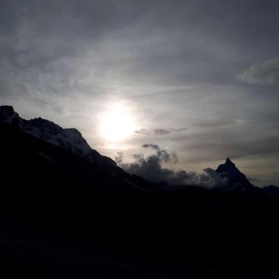La lune se lève sur le Cervin.