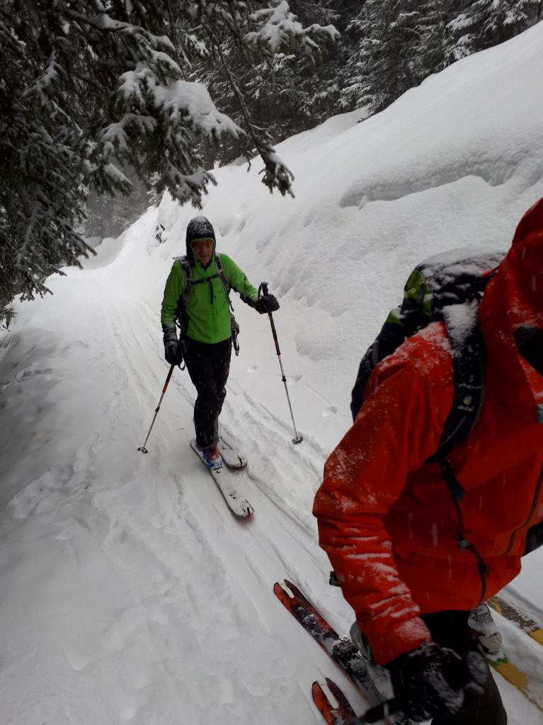 montée sous la neige.